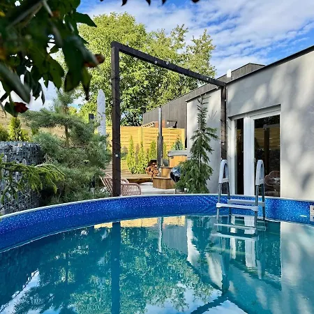 Garden - The Garage بيت للعطل