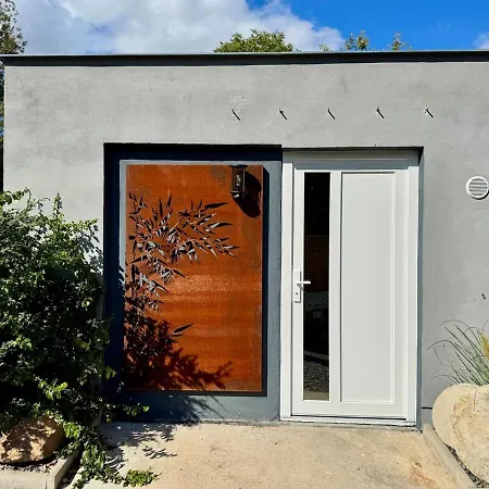 Garden - The Garage بيت للعطل