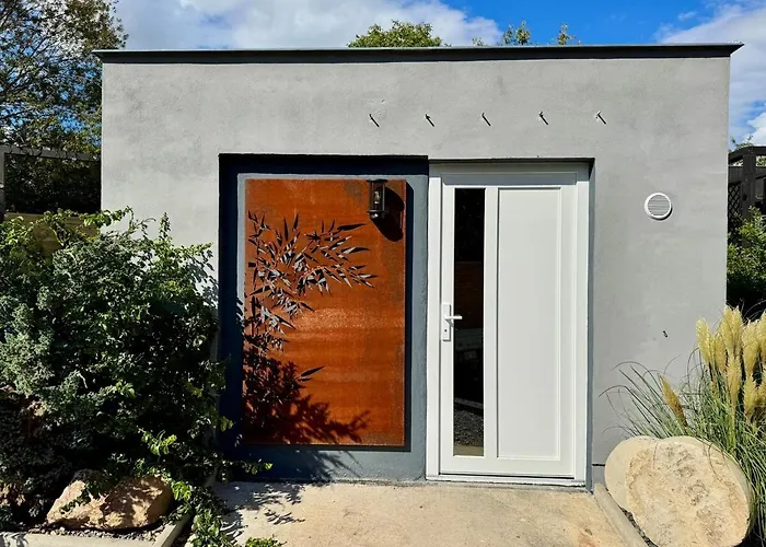 Garden - The Garage بيت للعطل